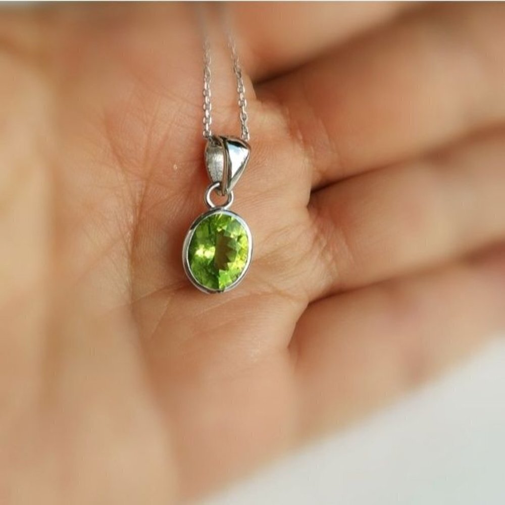 NEW  Deep cut Oval Peridot sterling silver pendant necklace - Picture 6 of 8